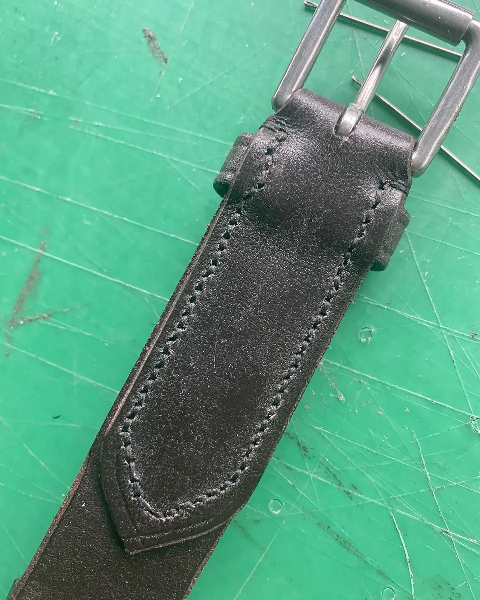 A finished hand-stitched balance girth